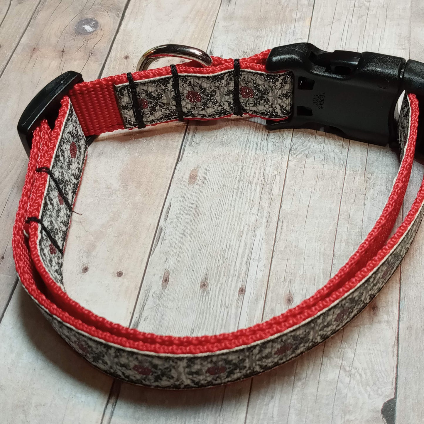 Black and red roses dog collar and key chain set