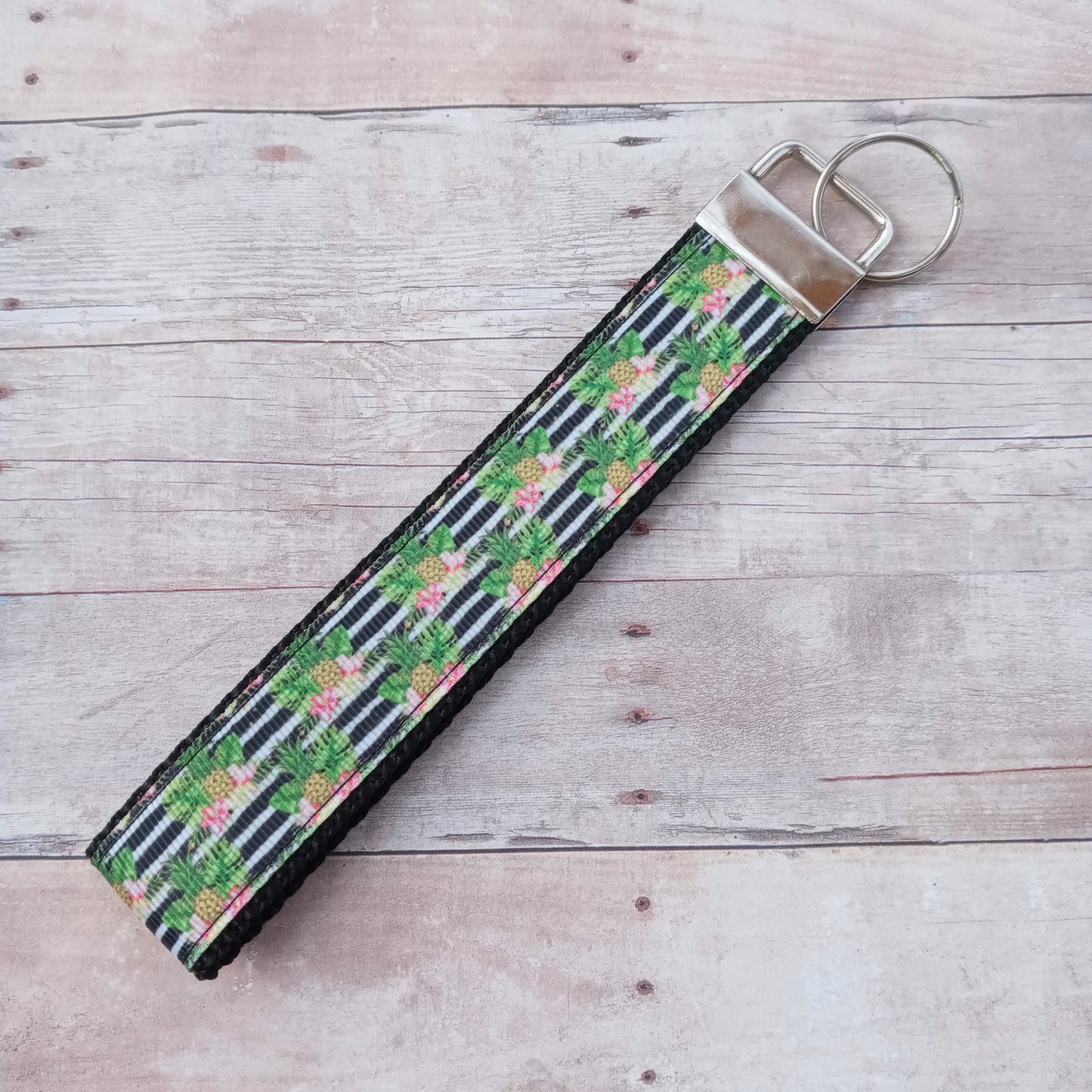 Black and white stripes with pineapples keychain 6"